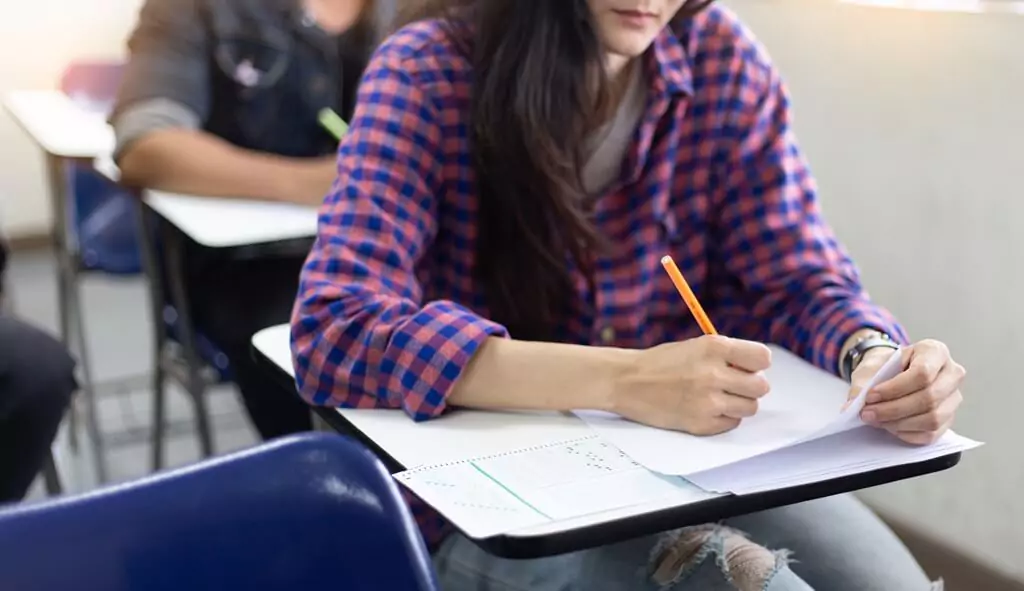 moça fazendo teste em sala com outras pessoas