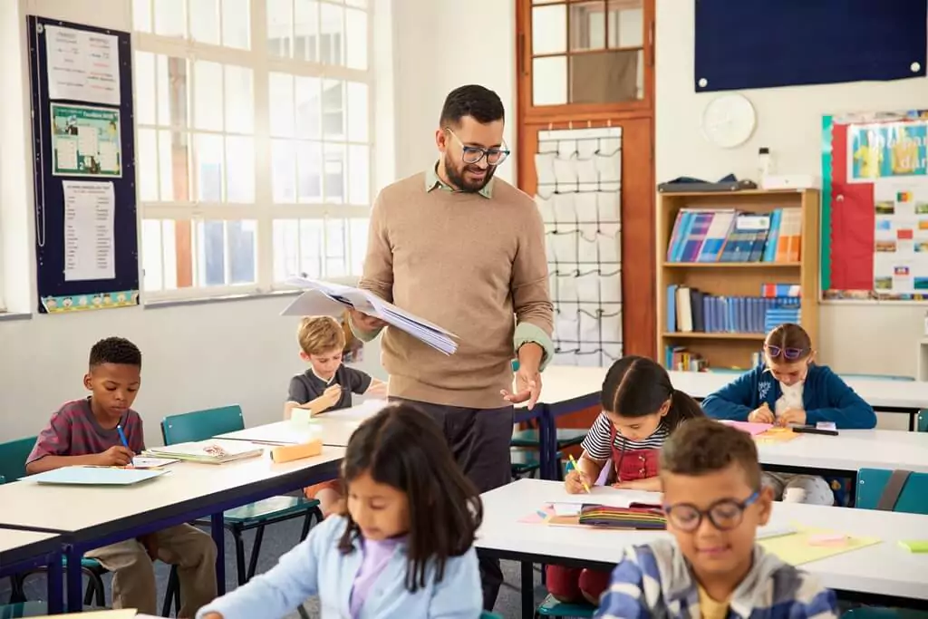 professor em sala de aula com crianças