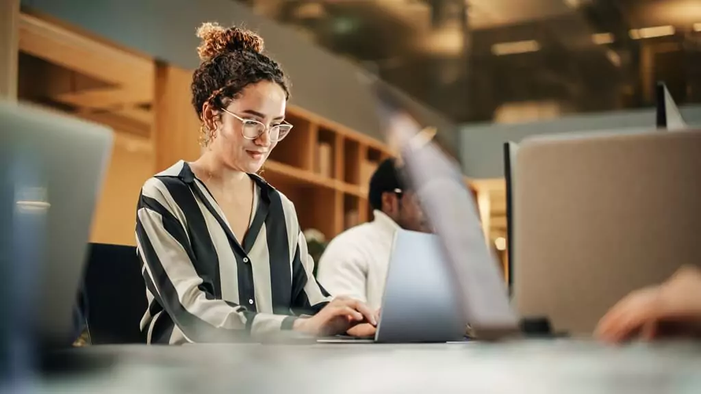 moça trabalhando com computador