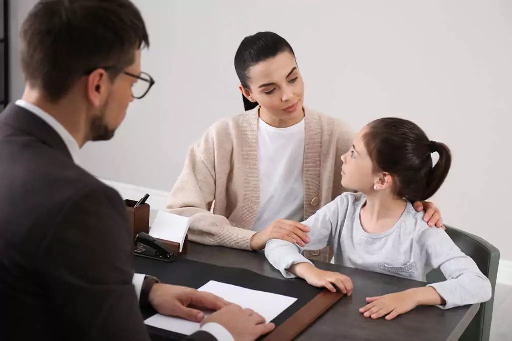 diretor com mãe e filha em escola