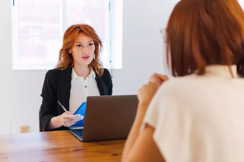 moça entrevistando outra em empresa