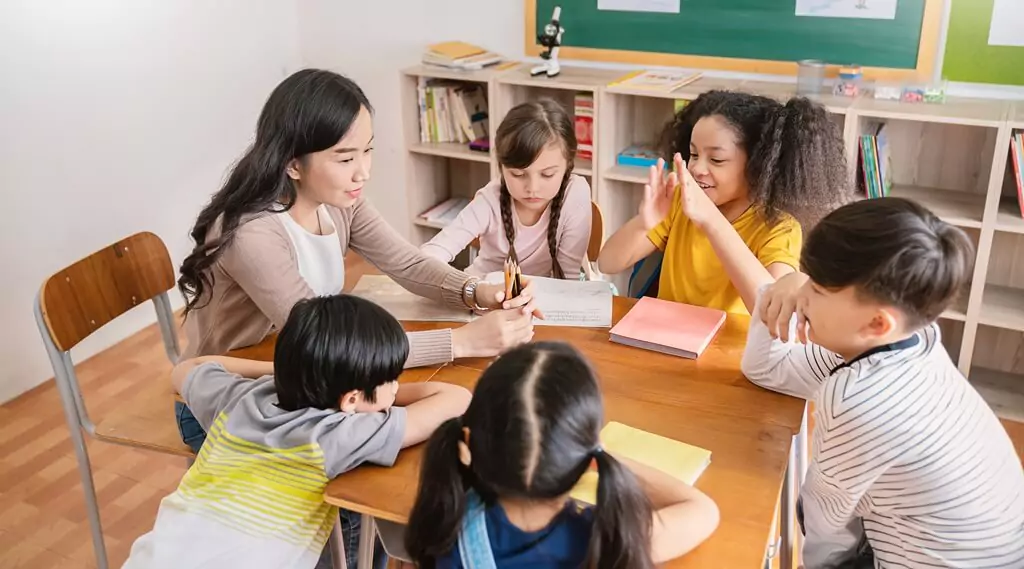 professora com alunos em sala de aula