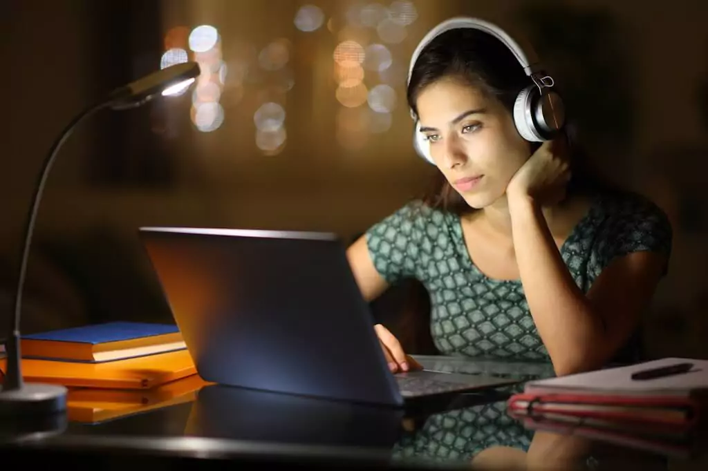 moça estudando com computador