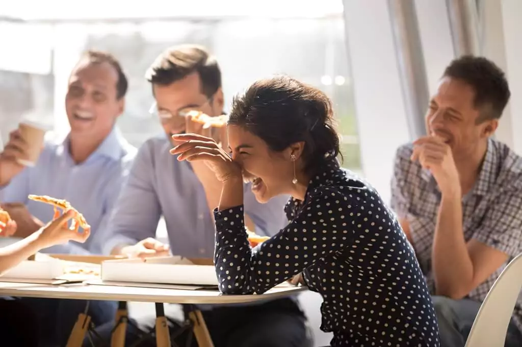 equipe reunida descontraída em empresa