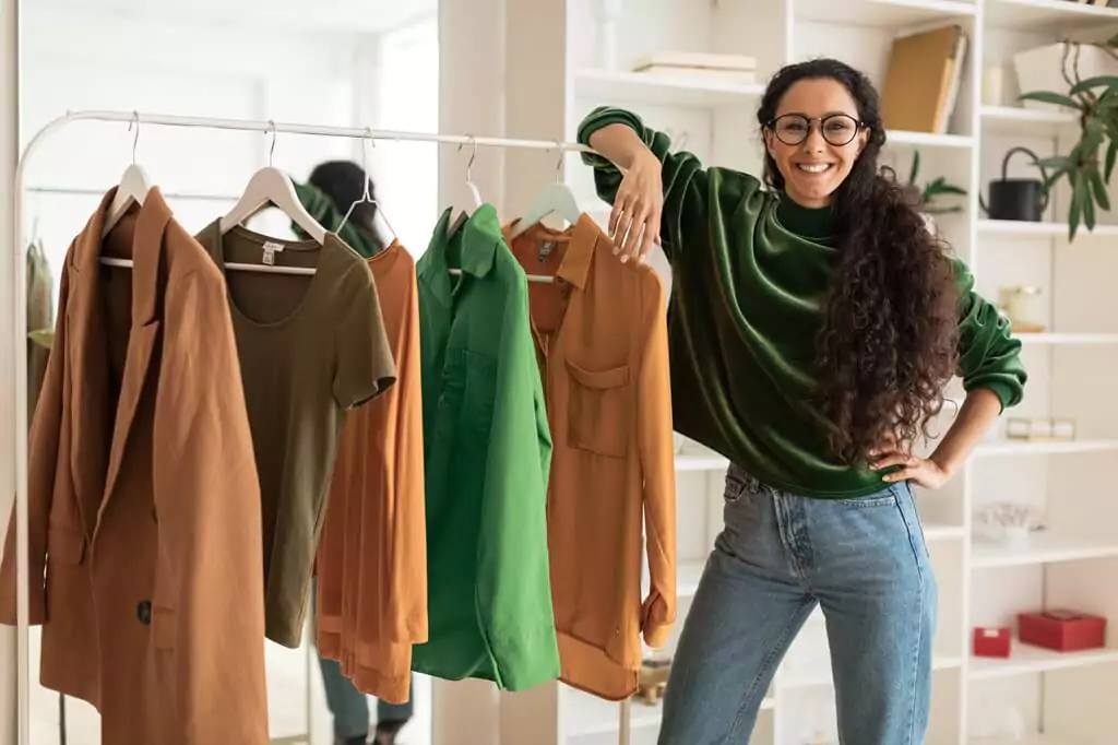 estilista com arara de roupas em loja