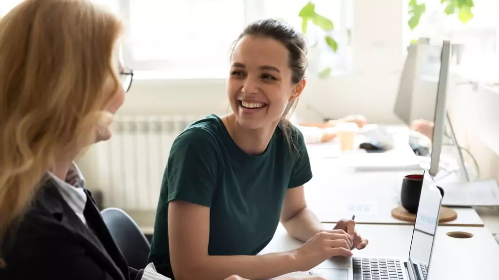 mulher conversando com moça em empresa