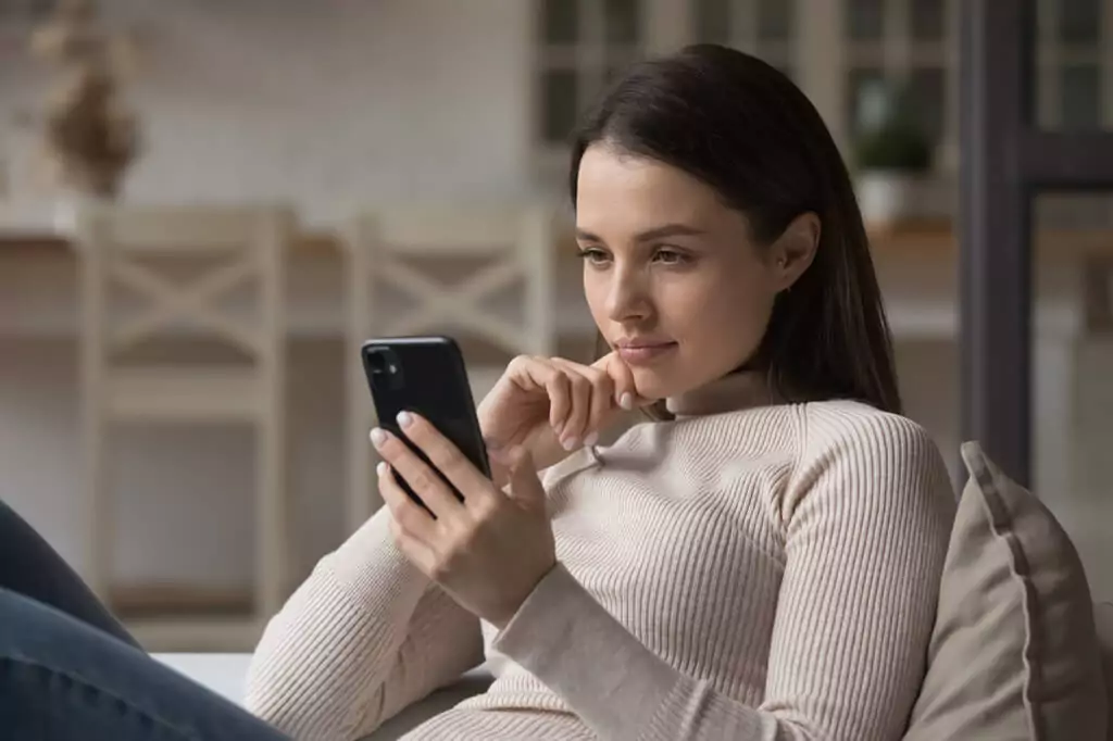 mulher lendo algo em celular