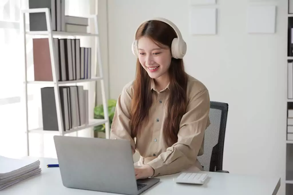 mulher digitando em computador