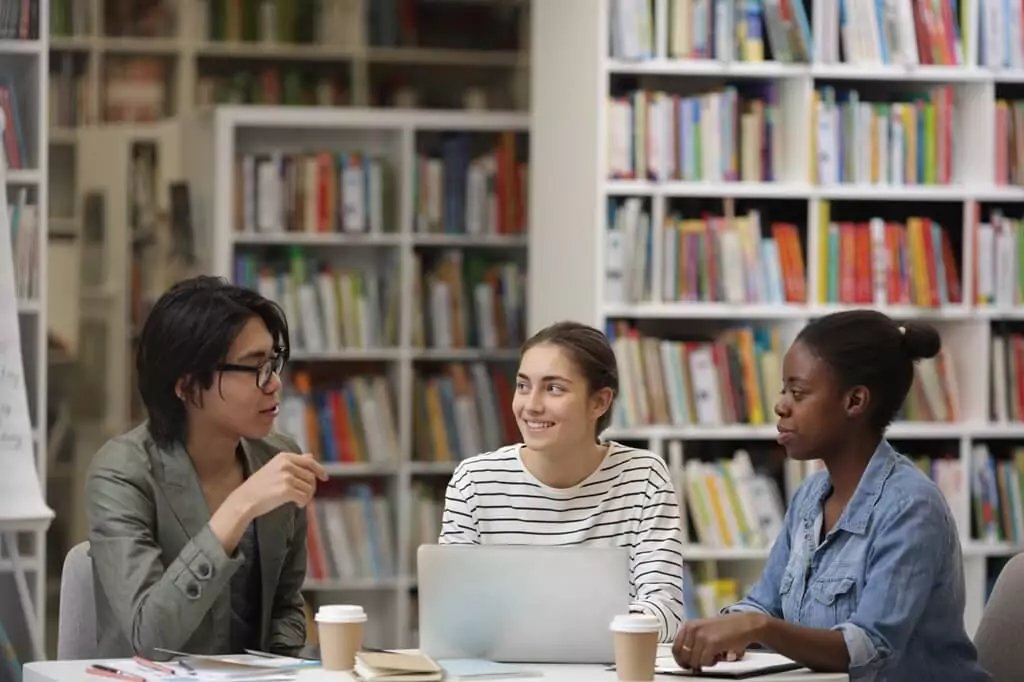 estudantes em biblioteca de faculdade