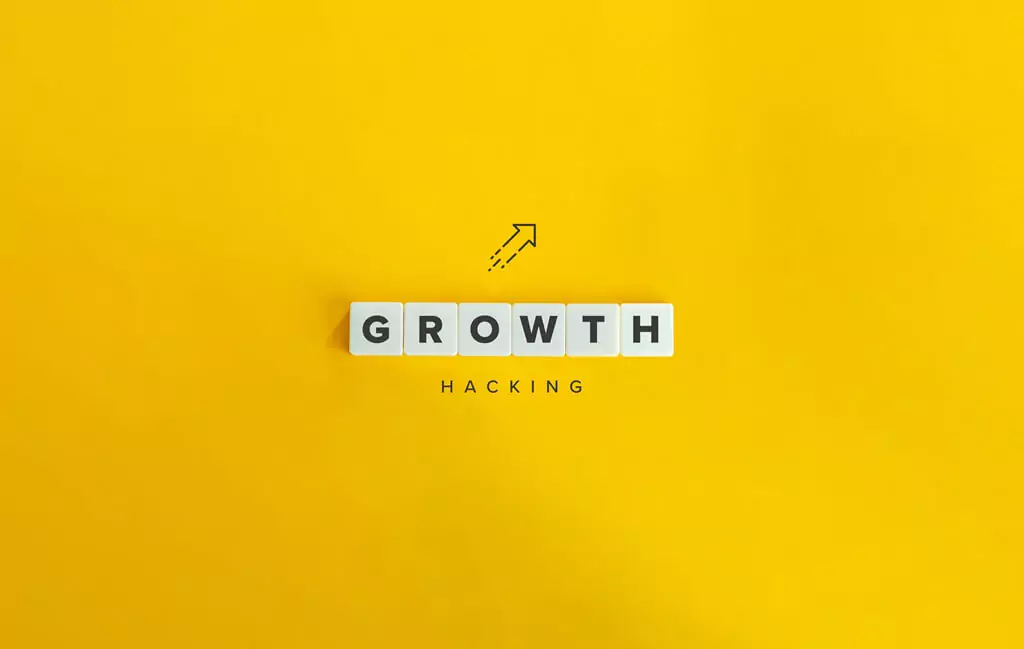 blocos formando a palavra growth com fundo amarelo