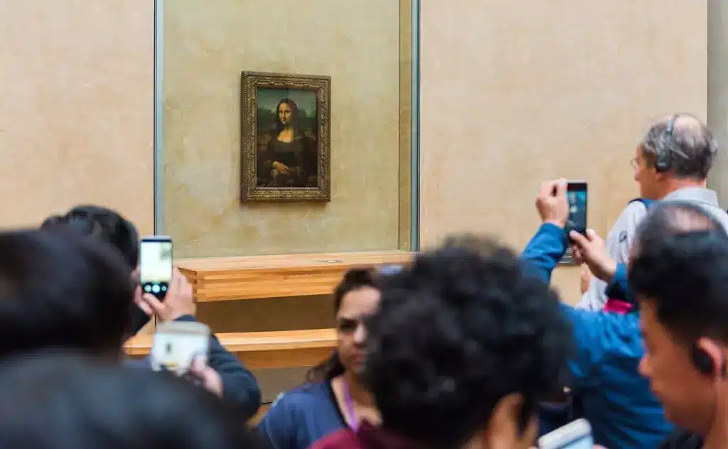 Monalisa no museu com turistas