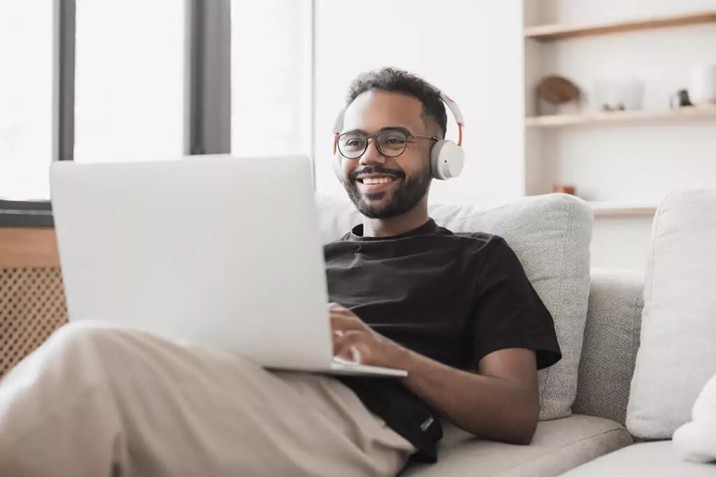 rapaz estudando com fone e computador