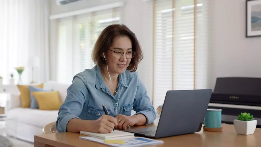 mulher com fone de ouvido trabalhando com computador