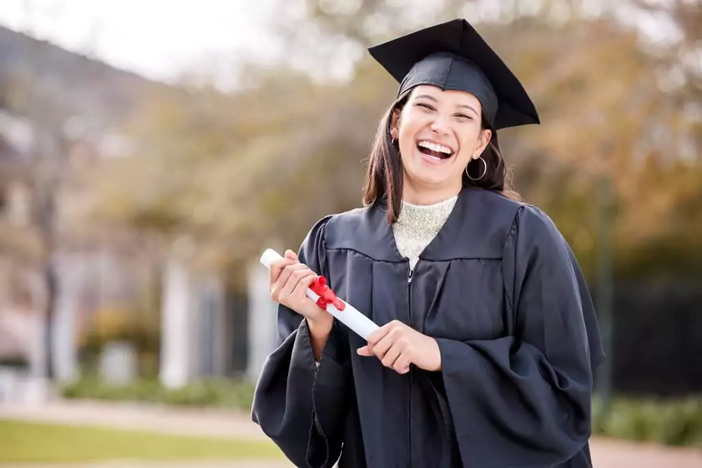 moça sorridente com diploma