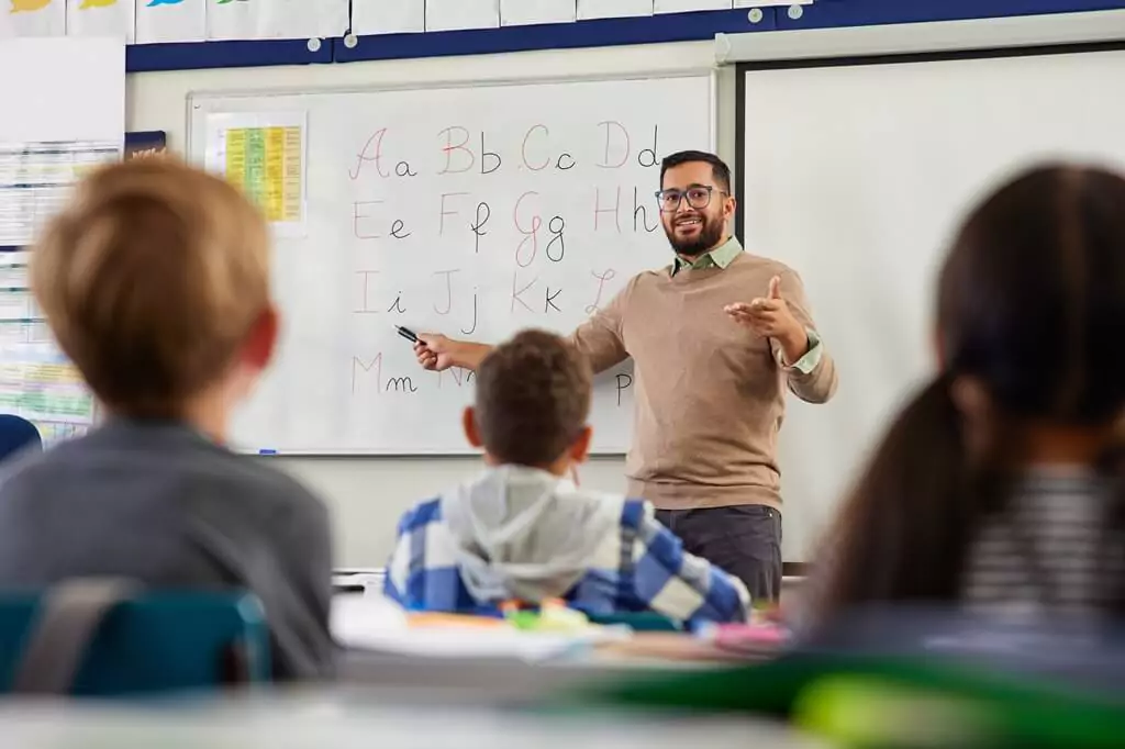 professor dando aula para crianças em escola