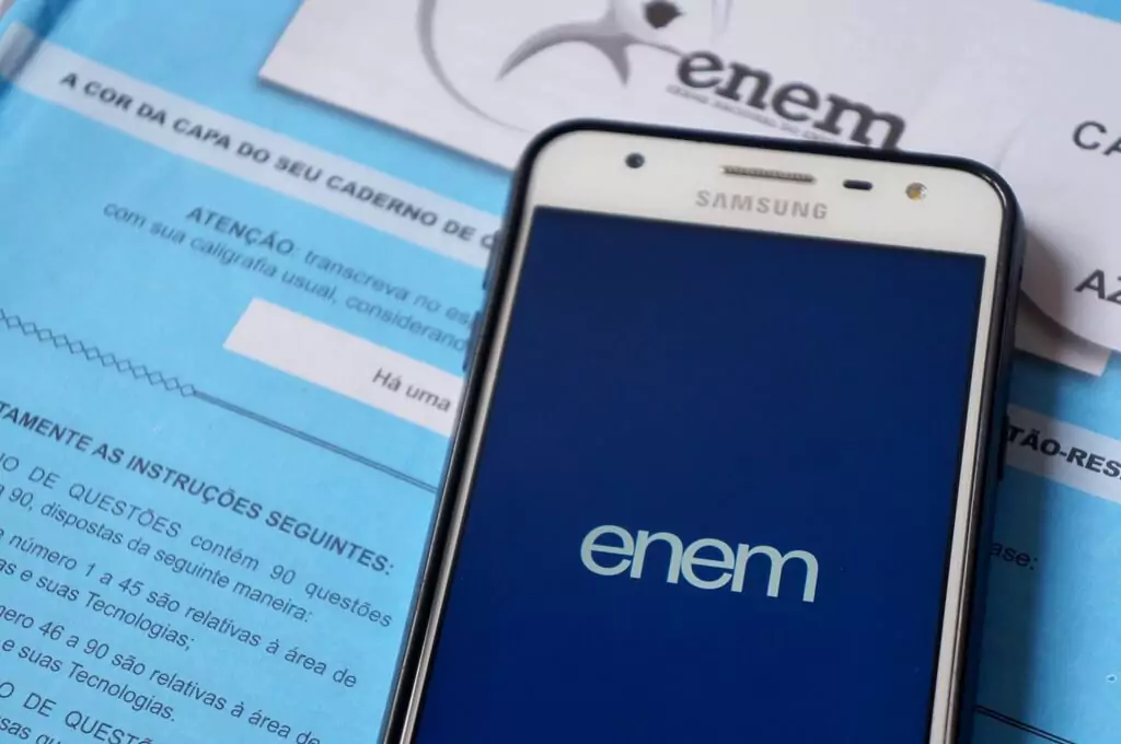 celular com app do enem em cima de prova do enem