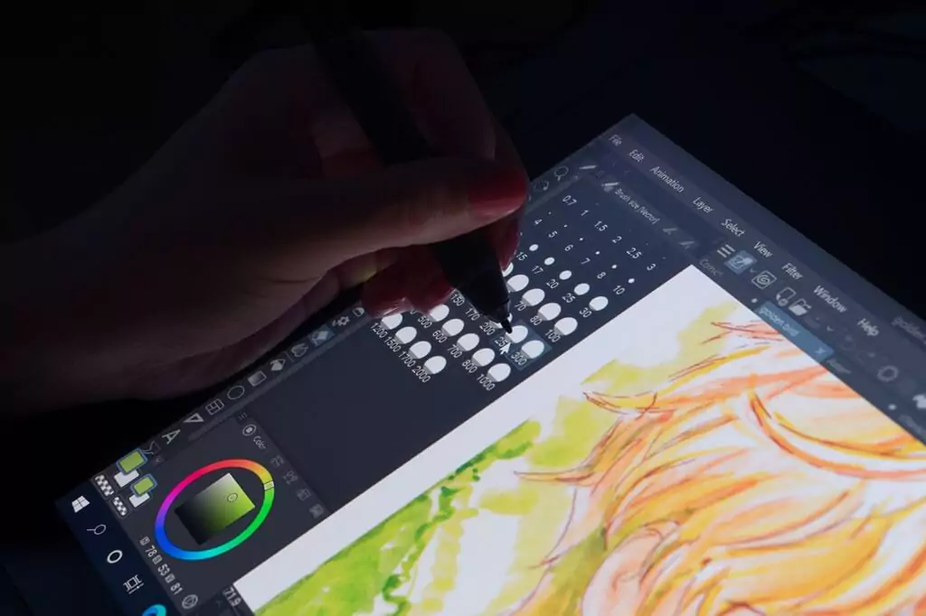 pessoa desenhando em tablet com caneta digital