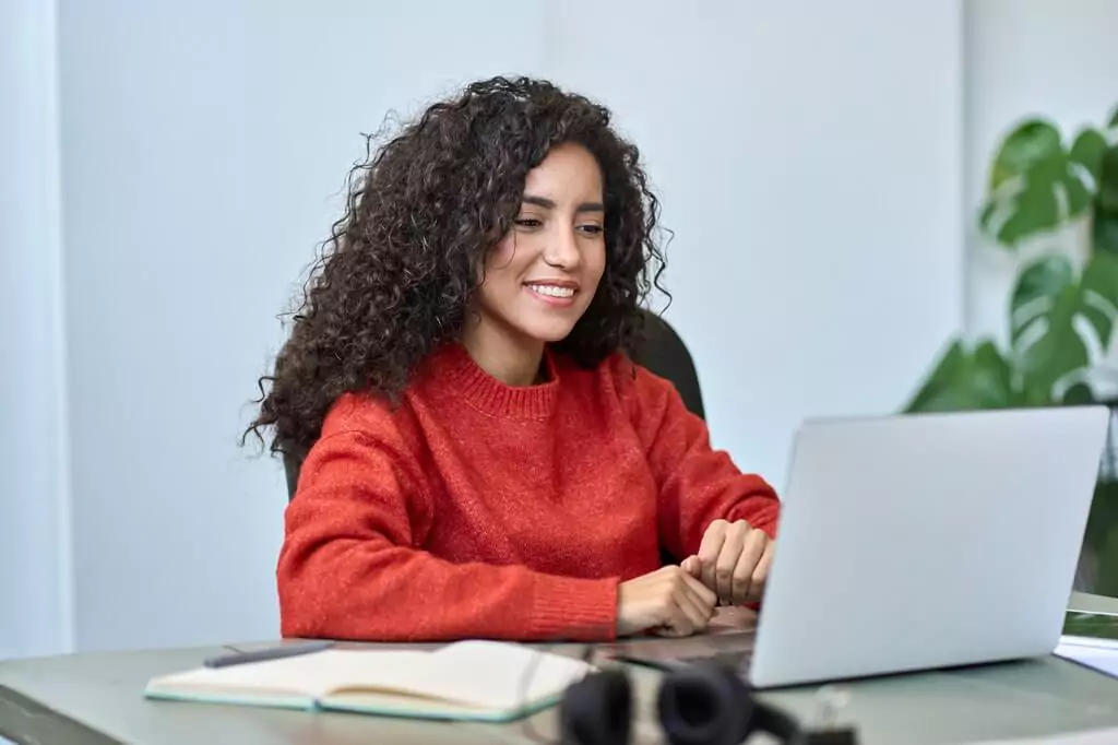 moça estudando com computador