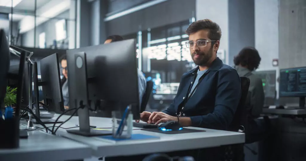 estudante em laboratório de informática