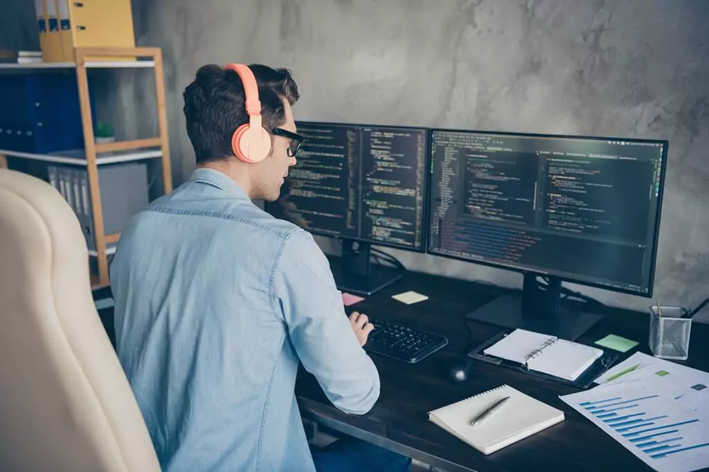 rapaz estudando linguagem de programação