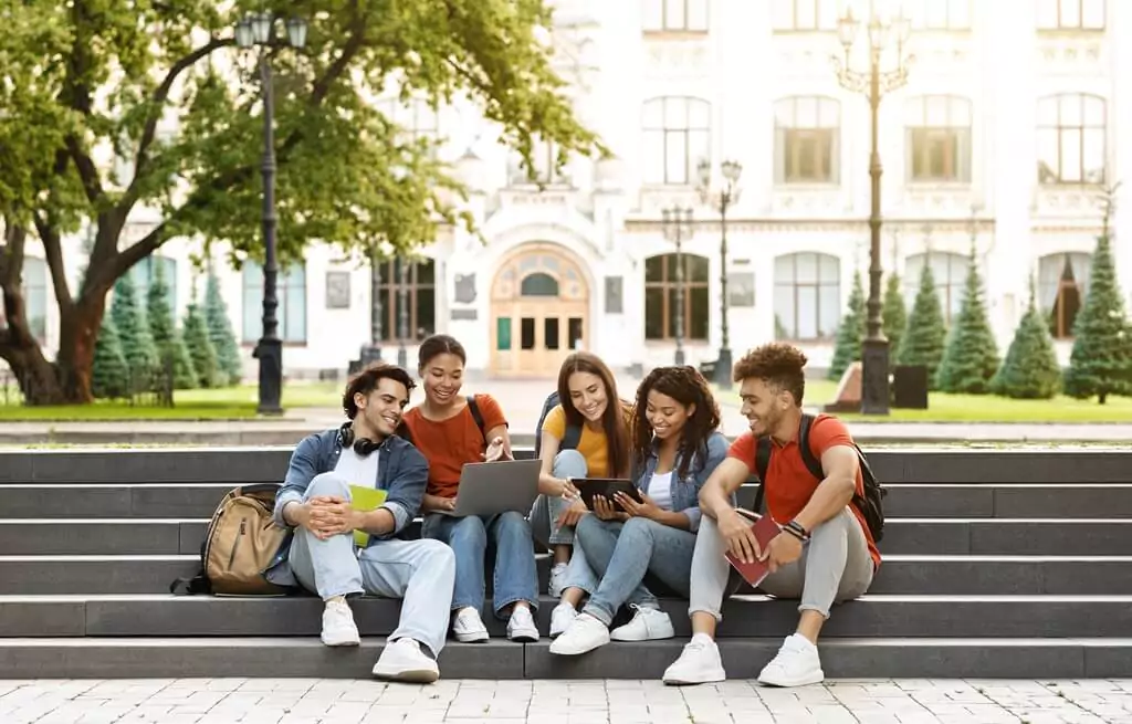 grupo de estudantes em faculdade