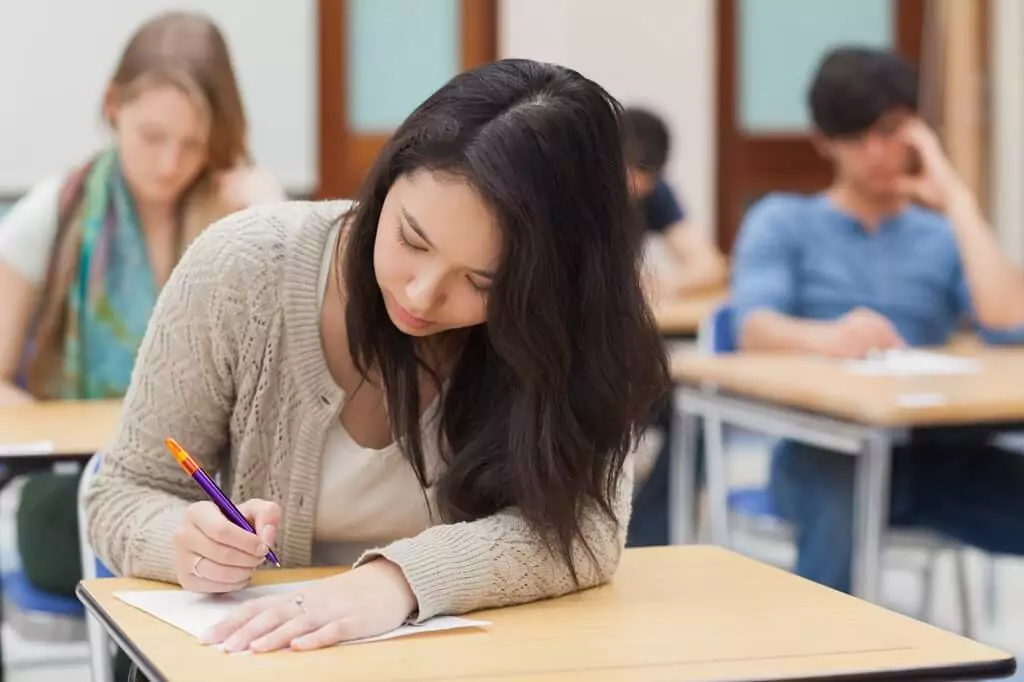 moça fazendo teste em sala de aula