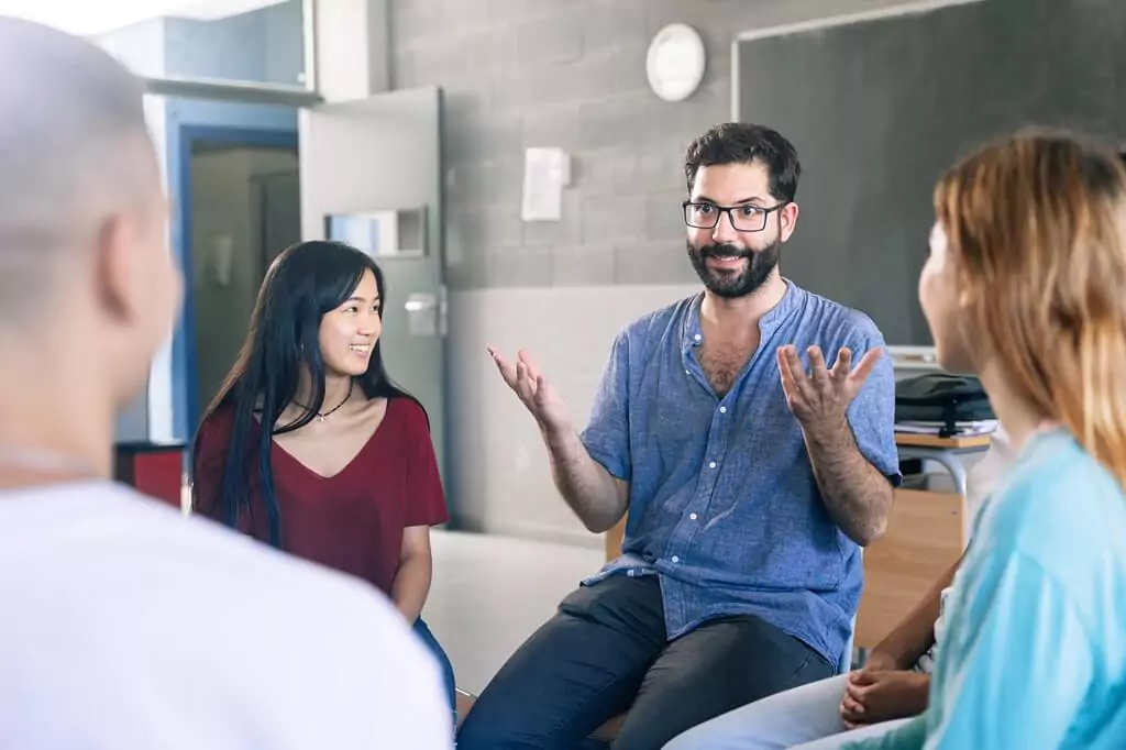 professor dando aula para turma