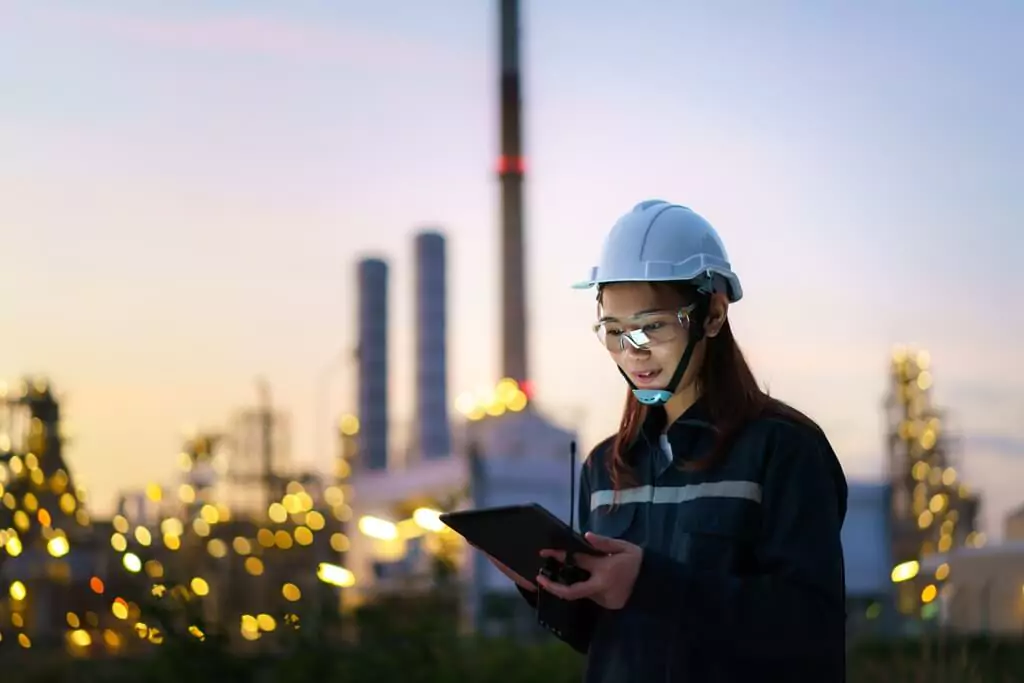 engenheira com tablet em usina