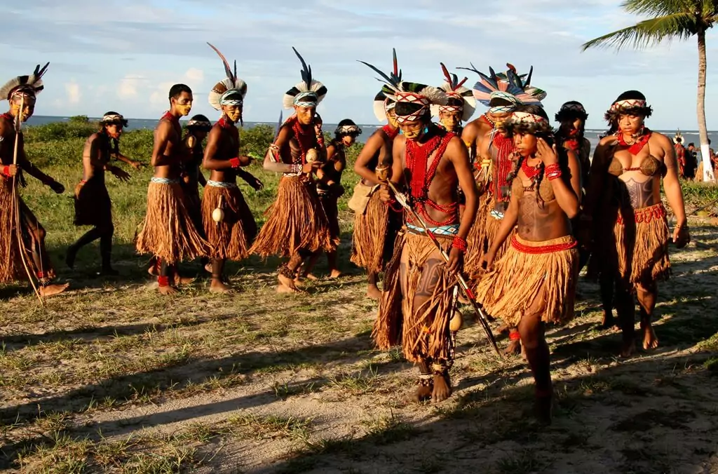 índios em cerimônia