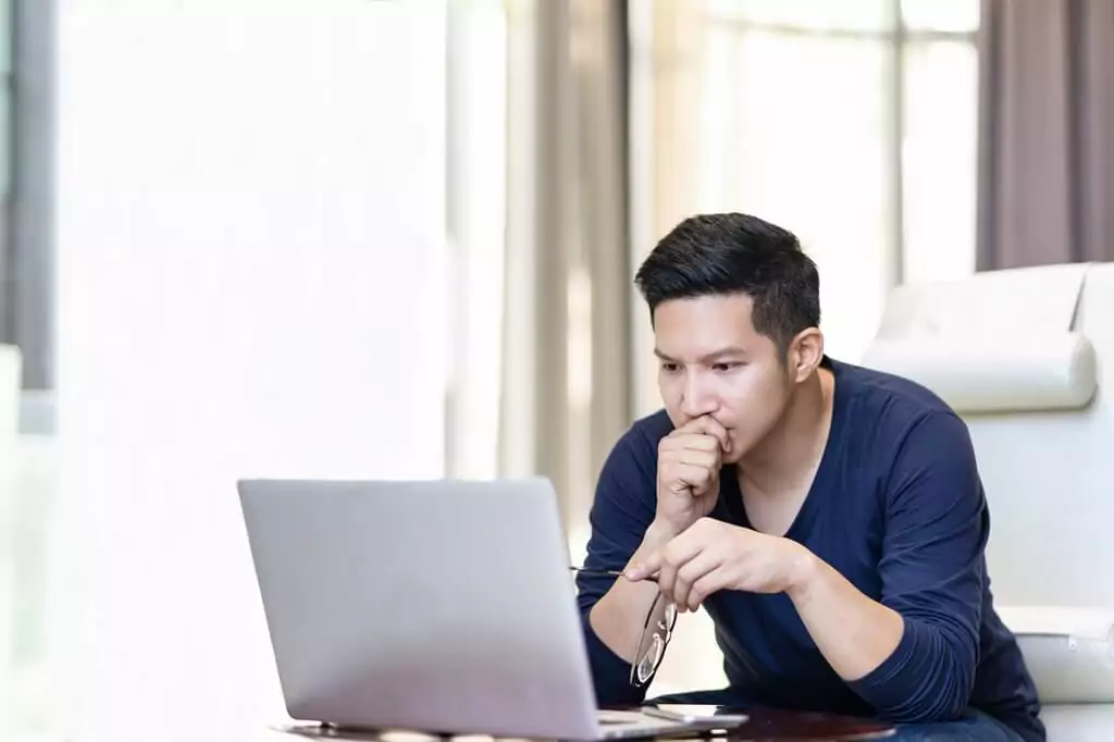 homem concentrado em computador