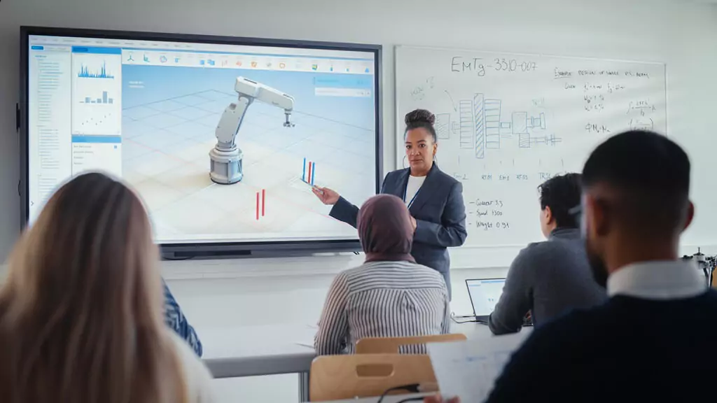 professora dando aula de robótica em faculdade