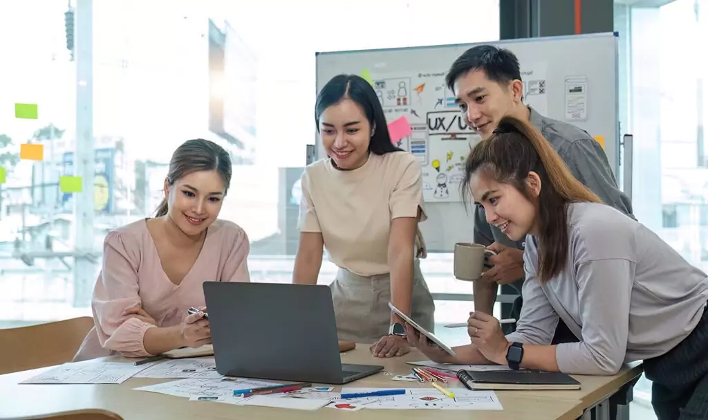 equipe reunida em agência de publicidade ou marketing