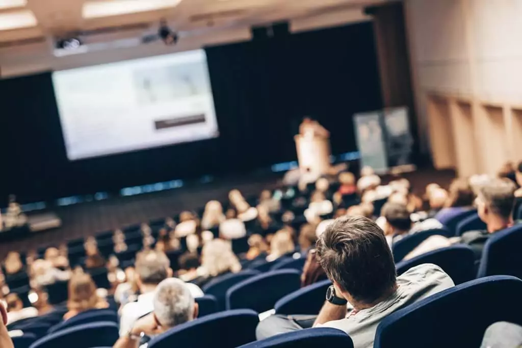 pessoas em palestra em auditório