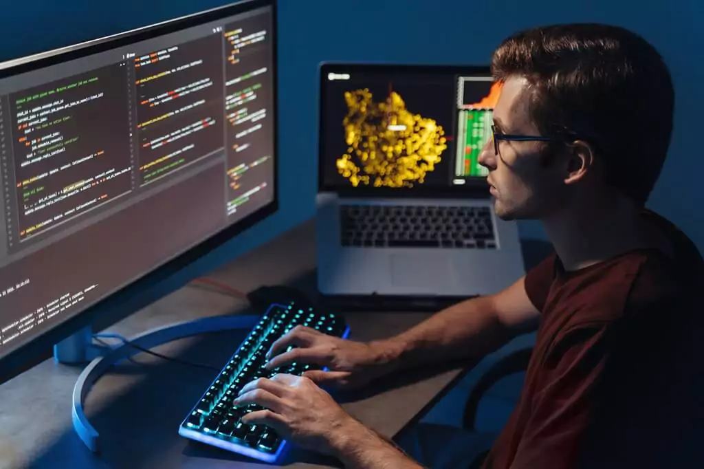 rapaz escrevendo código de programação