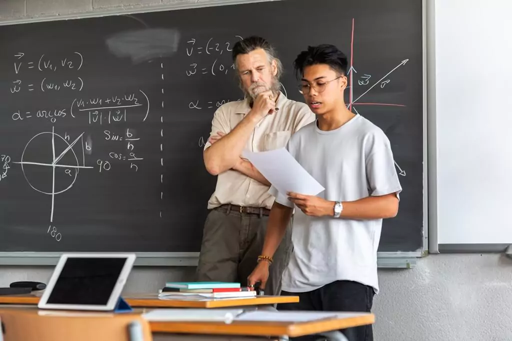 professor e aluno em aula de matemática