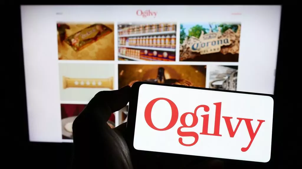 celular com marca da empresa Ogilvy