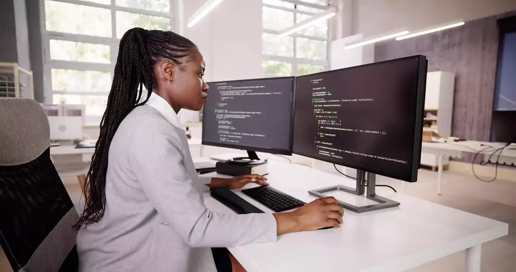 moça analisando software em computador