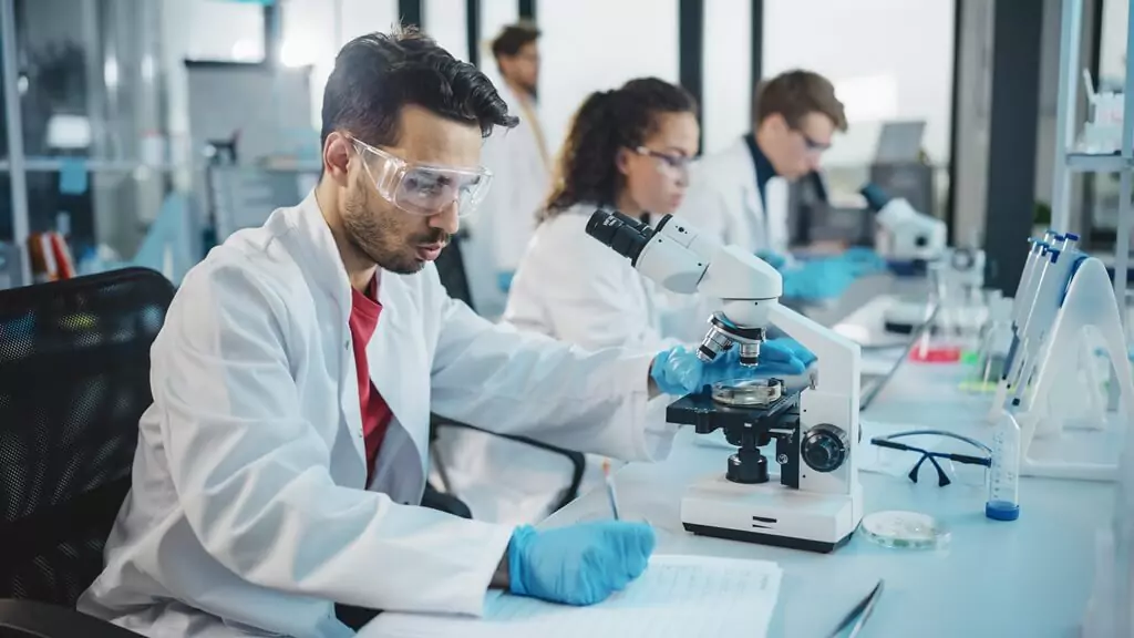 estudantes em laboratório analisando amostras