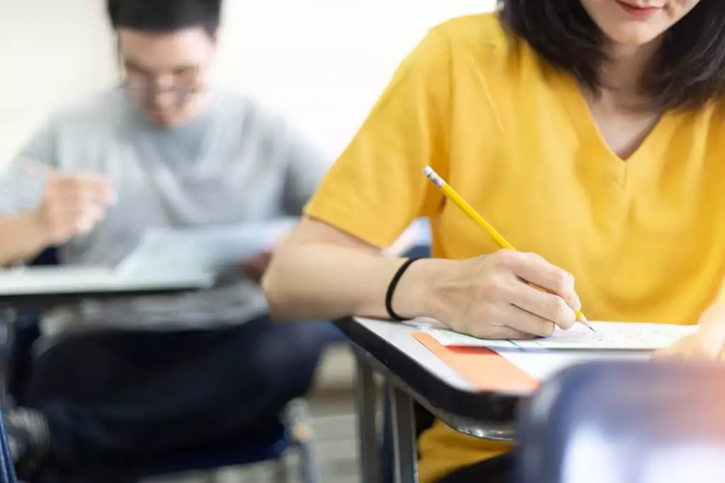 estudantes fazendo prova em sala de aula