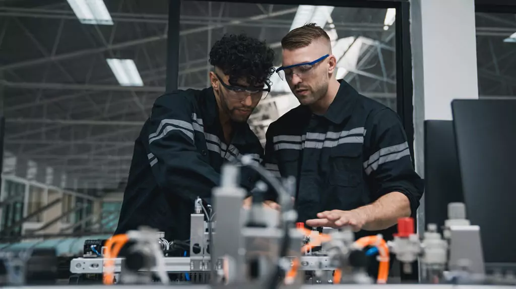 dois estudantes fazendo projeto de engenharia