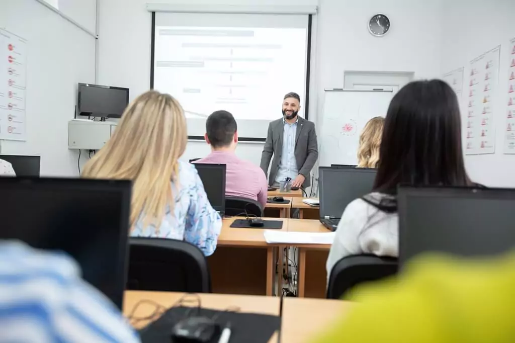 professor em universidade dando aula