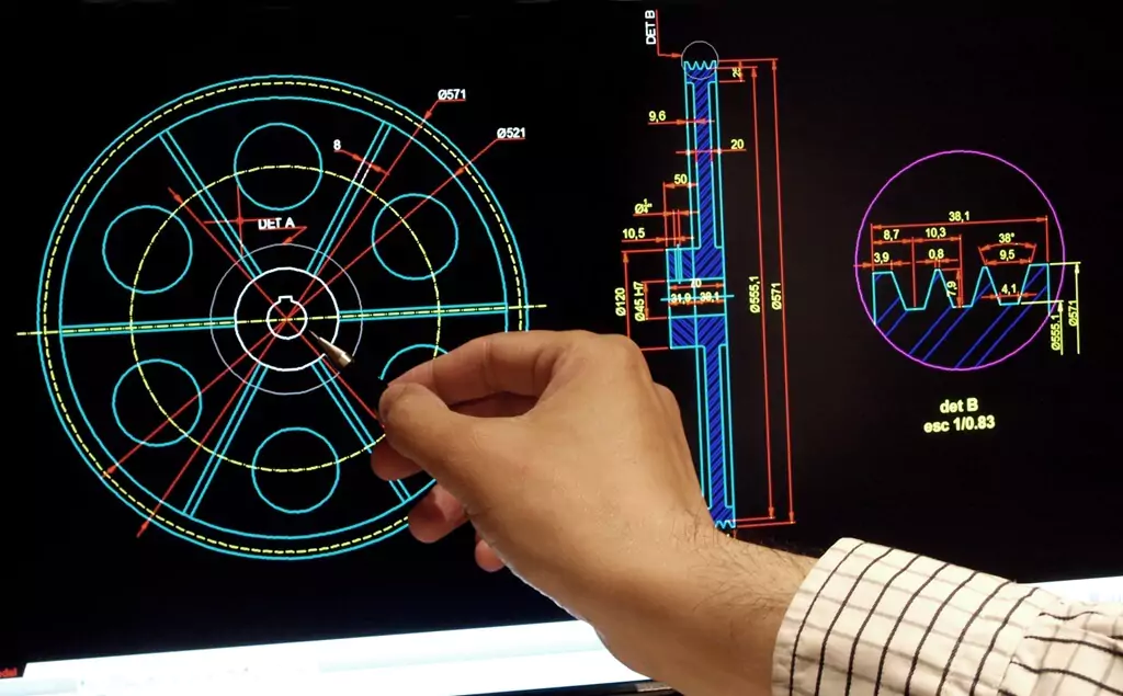 homem apontando com caneta para projeto em software