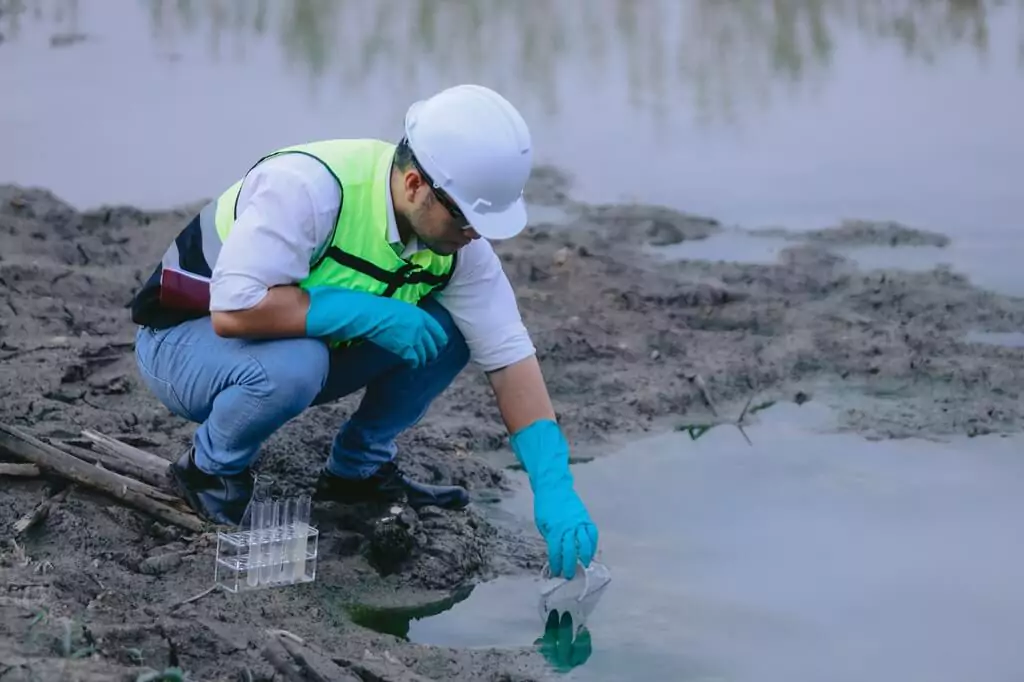 engenheiro coletando amostra de água