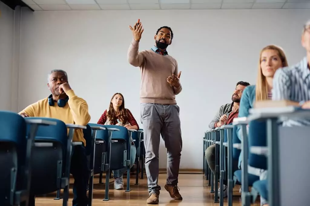 professor dando aula em faculdade