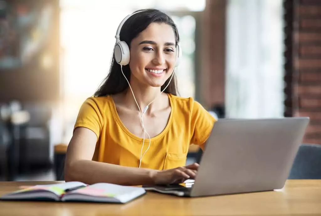 moça com computador estudando