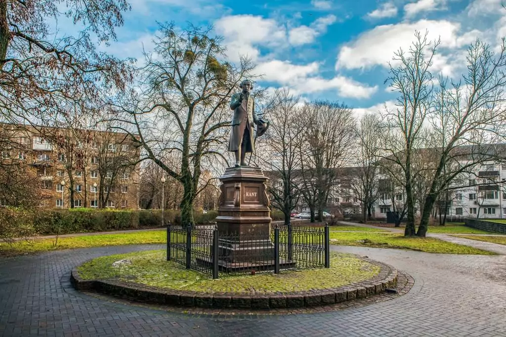 estátua de Immanuel Kant em praça