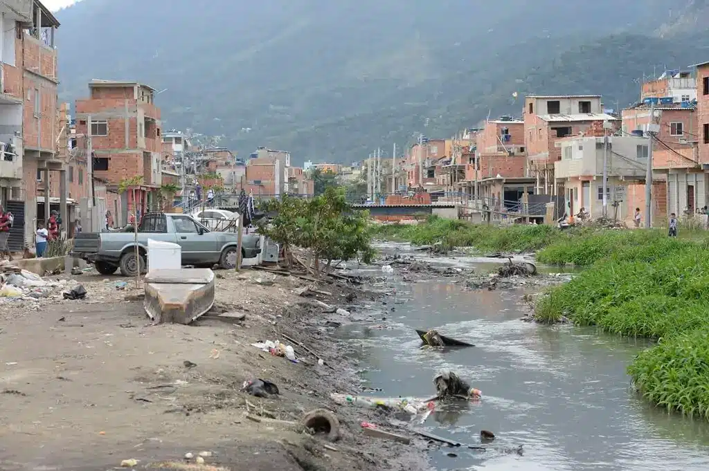 esgoto a céu aberto em cidade