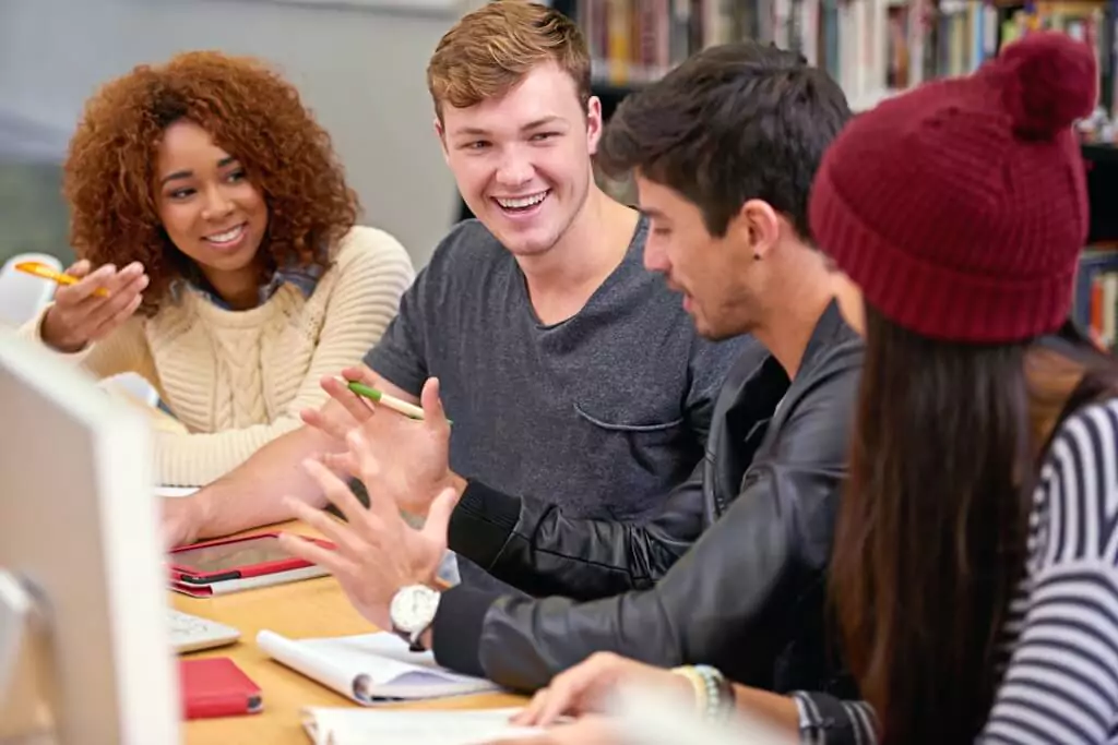 jovens estudando em biblioteca