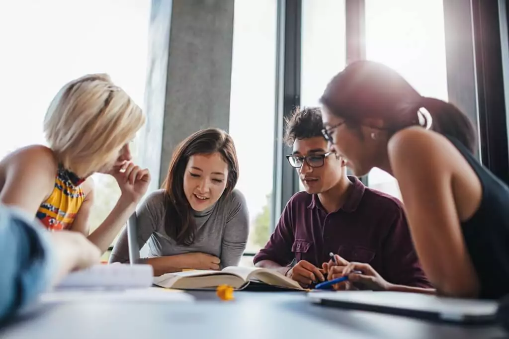 estudantes juntos em biblioteca