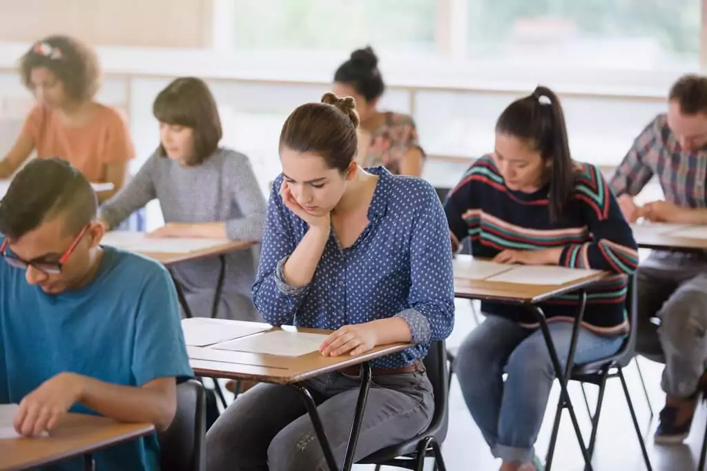 estudantes fazendo prova em sala